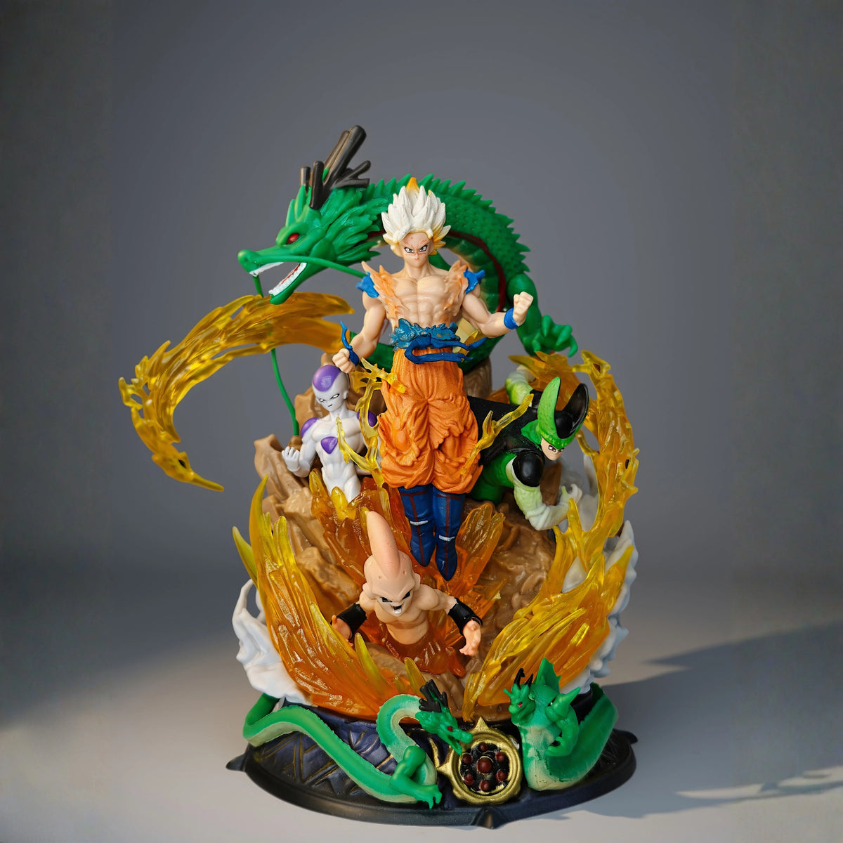 Super Saiyan Diorama (20 cm) – OverBlaze